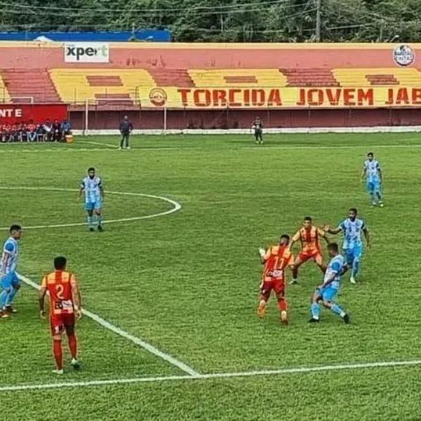 A bola rola no Estádio Espanha, em Santos, às 15 horas