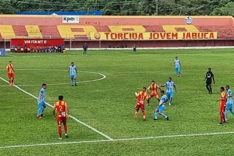 A bola rola no Estádio Espanha, em Santos, às 15 horas