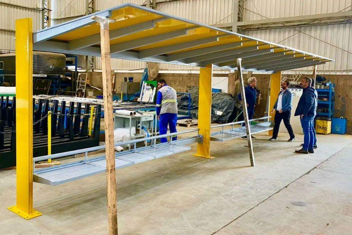 Os equipamentos dispõem de cobertura, fechamento traseiro de vidro, acessibilidade para pessoas com deficiência