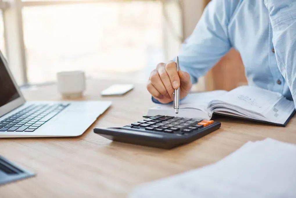 A aposentadoria do servidor público era a base de cálculo, entre uma média de contribuições e o último salário recebido