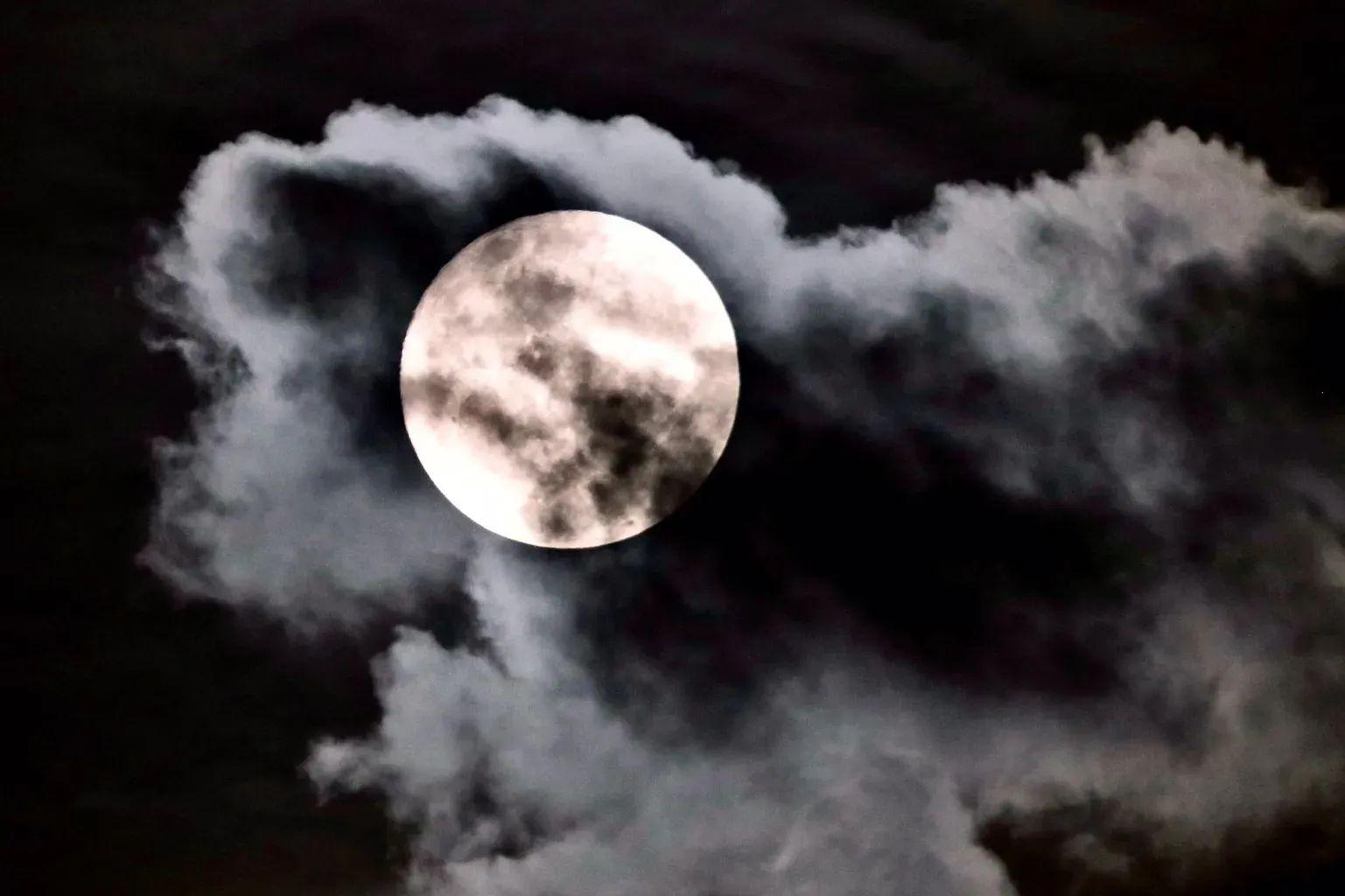 Lua Real Fenômeno raro: saiba se a 'Super Lua Azul' poderá ser vista nas cidades ...