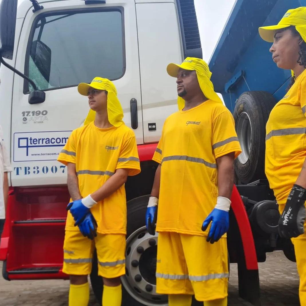 Ribeiro (à esq.), encarregado de Operações: embalar lixo corretamente ajuda na segurança das equipes