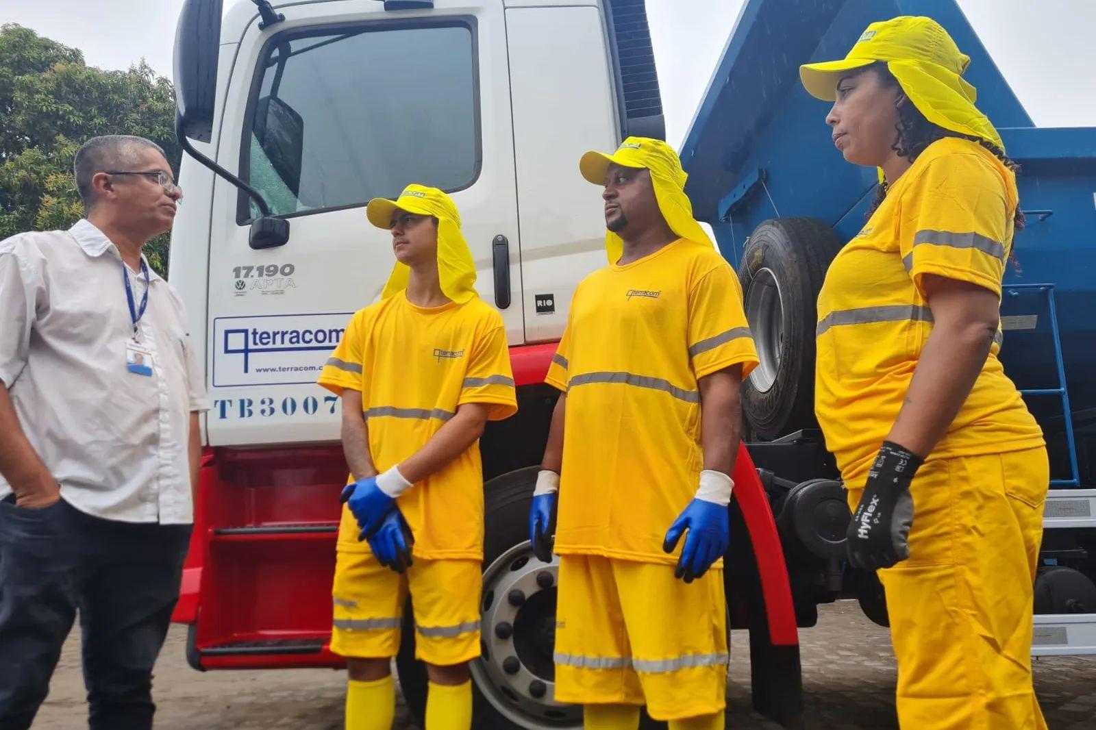 Ribeiro (à esq.), encarregado de Operações: embalar lixo corretamente ajuda na segurança das equipes