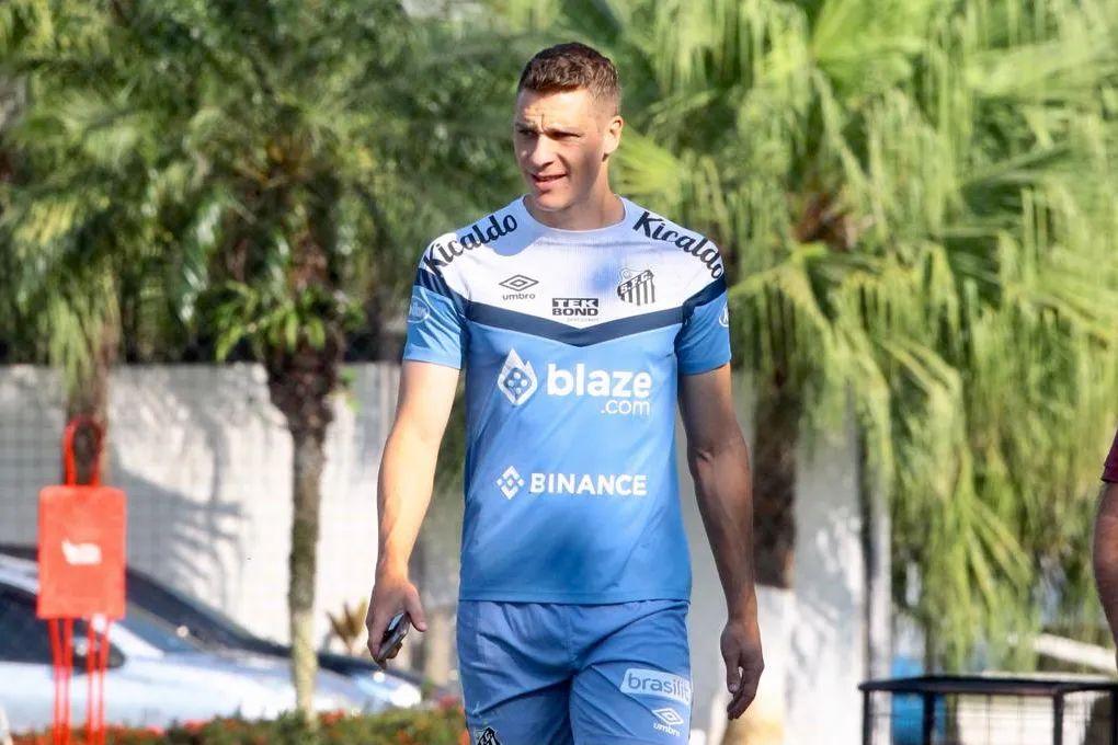 Furch celebra gols e marca pessoal pelo Santos, mas ressalta: 'Coletivo é o mais importante'