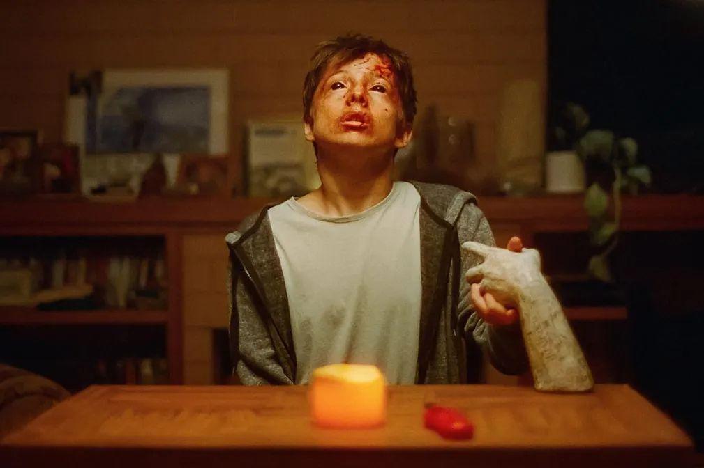 No filme de terror, Fale Comigo, um grupo de amigos terão que lidar com uma difícil escolha