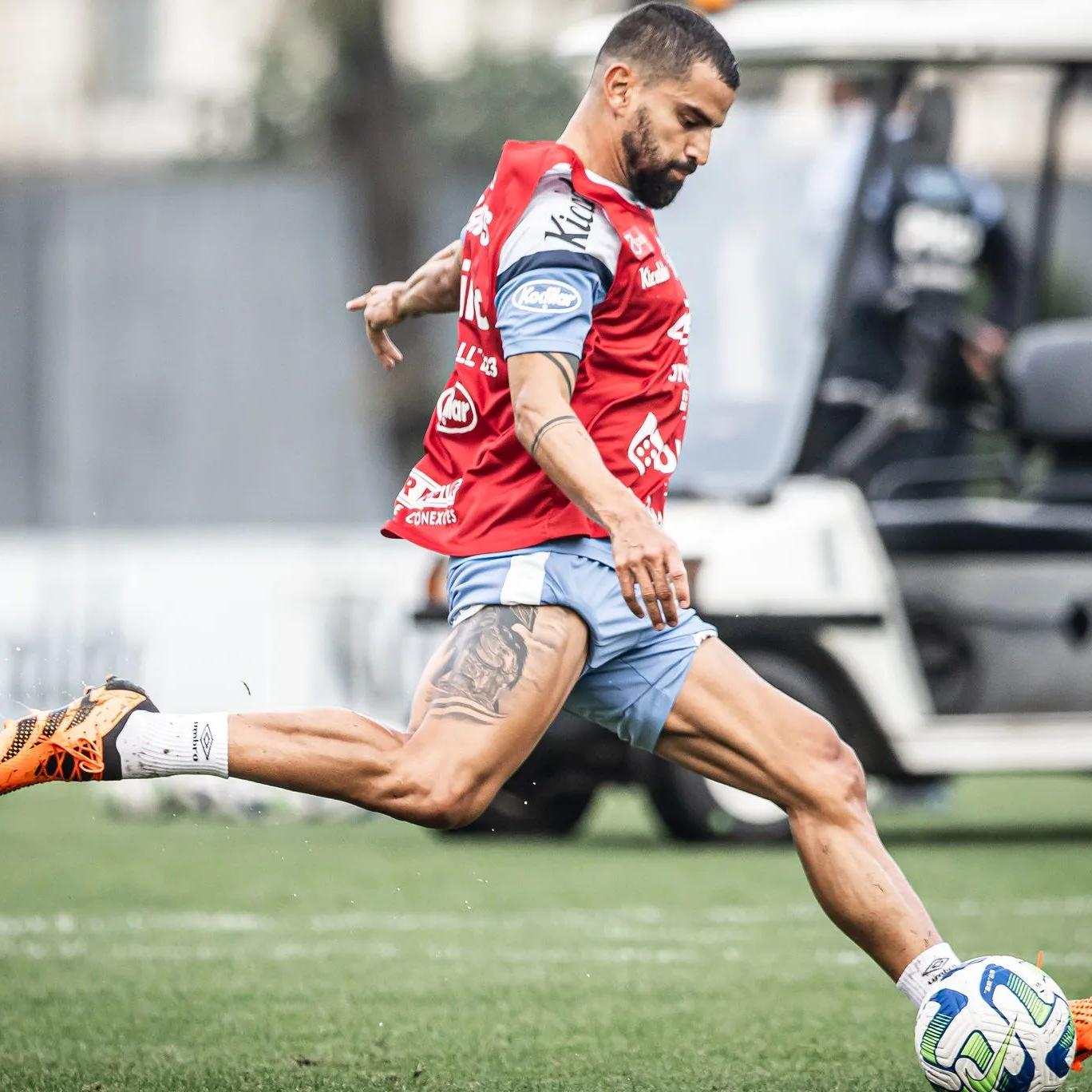 Tomás Rincón pode permanecer entre os titulares se João Schmidt não se recuperar a tempo