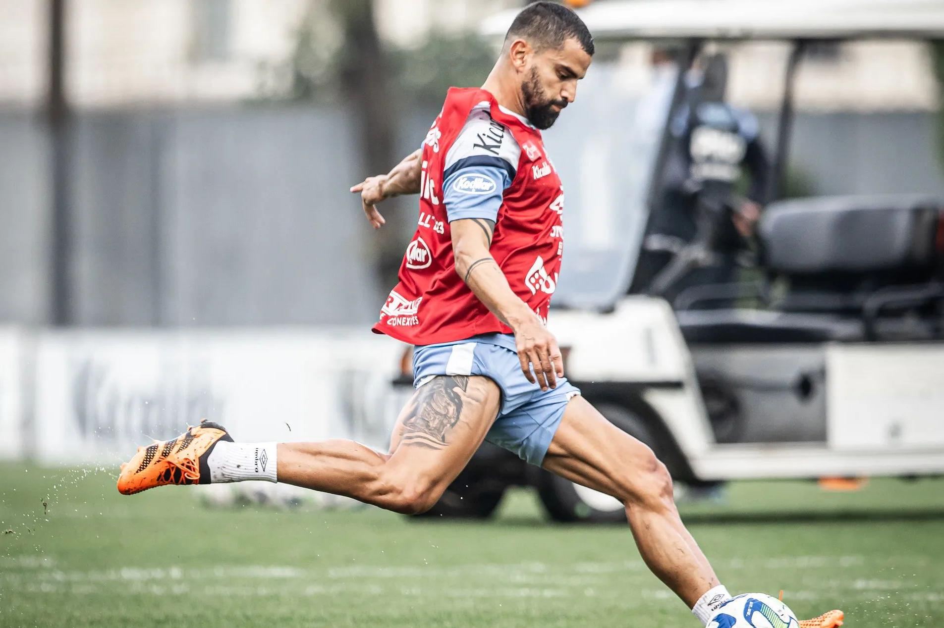 Tomás Rincón pode permanecer entre os titulares se João Schmidt não se recuperar a tempo