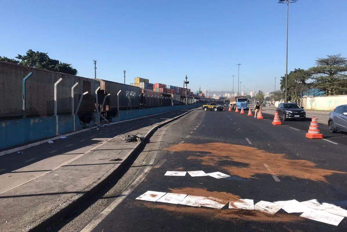 Acidente ocorreu na Avenida Perimetral, em Santos