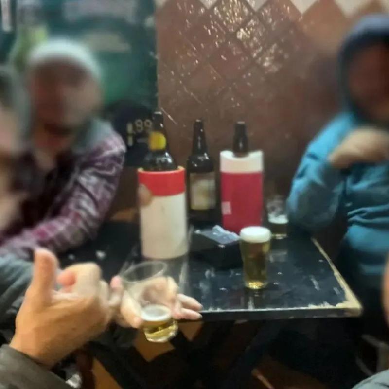 Homens convidaram o advogado para sentar à mesa com eles