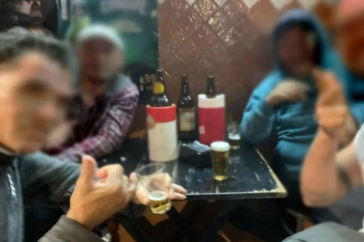 Homens convidaram o advogado para sentar à mesa com eles
