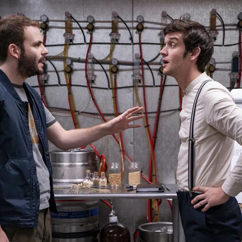 O sitcom Irmãos Cervejeiros mostra dois parentes que tentam evitar o fechamento de cervejaria da família