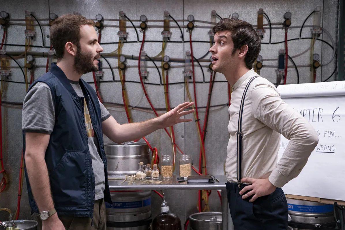 O sitcom Irmãos Cervejeiros mostra dois parentes que tentam evitar o fechamento de cervejaria da família