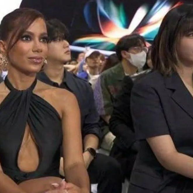 Cantora teria sido ignorada em selfie da atriz Sydney Sweeney