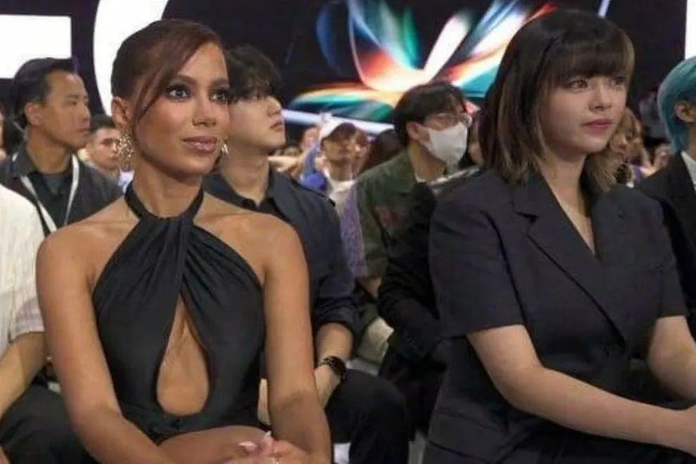 Cantora teria sido ignorada em selfie da atriz Sydney Sweeney