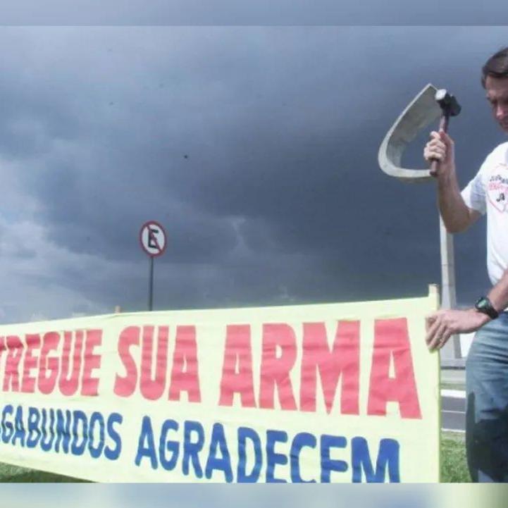 Bolsonaro posta foto para fazer campanha contra decreto anti-armas de Lula