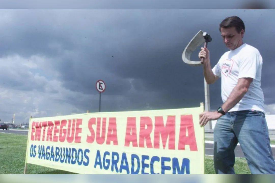Bolsonaro posta foto para fazer campanha contra decreto anti-armas de Lula