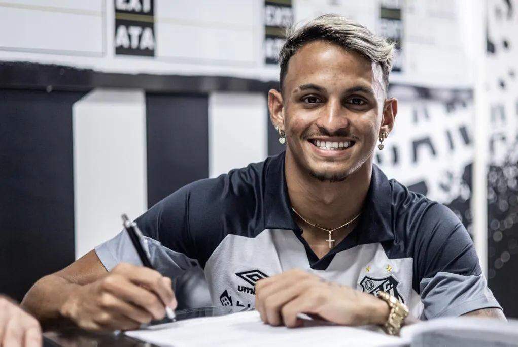 Weslley Patati assinou contrato de três anos, com opção de renovação
