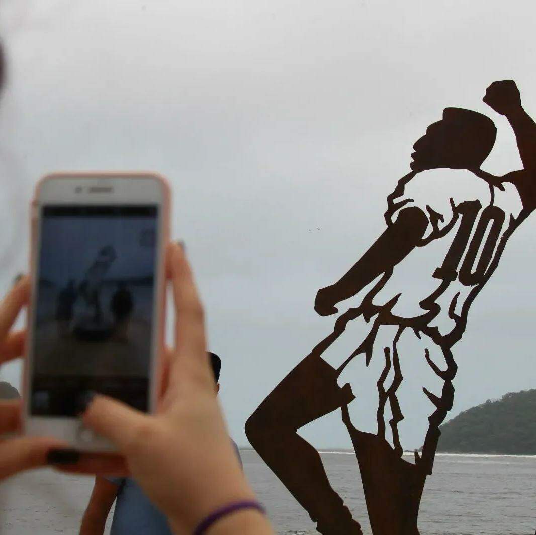 Imagem da escultura de Pelé em São Vicente repercutiu na imprensa internacional