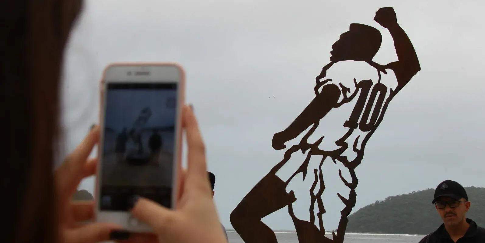 Imagem da escultura de Pelé em São Vicente repercutiu na imprensa internacional