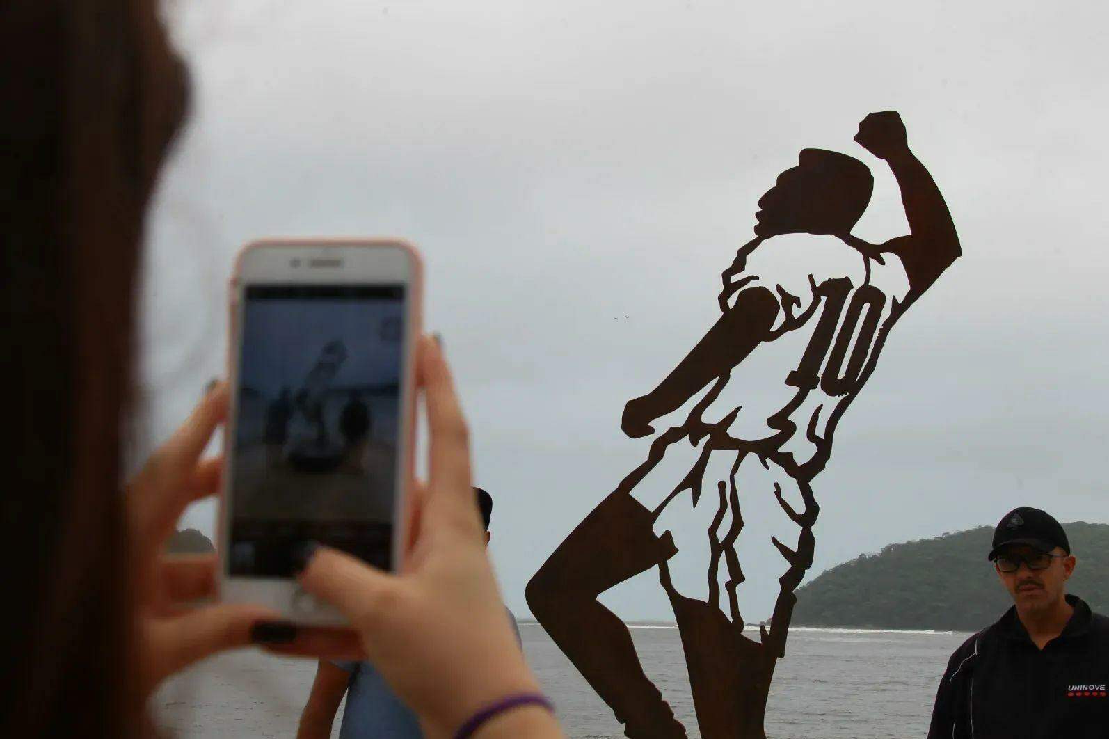 Imagem da escultura de Pelé em São Vicente repercutiu na imprensa internacional