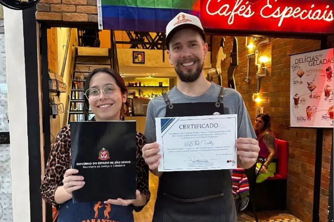 Cafeteria de Santos que teve caso de homofobia ganha certificado LGBTQ+