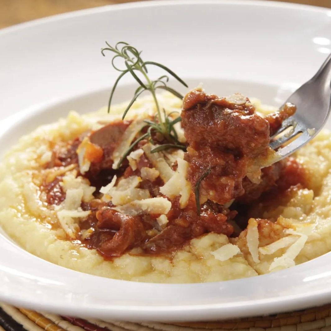 Momento Boa Mesa: aprenda como se faz polenta cremosa com carne e linguiça