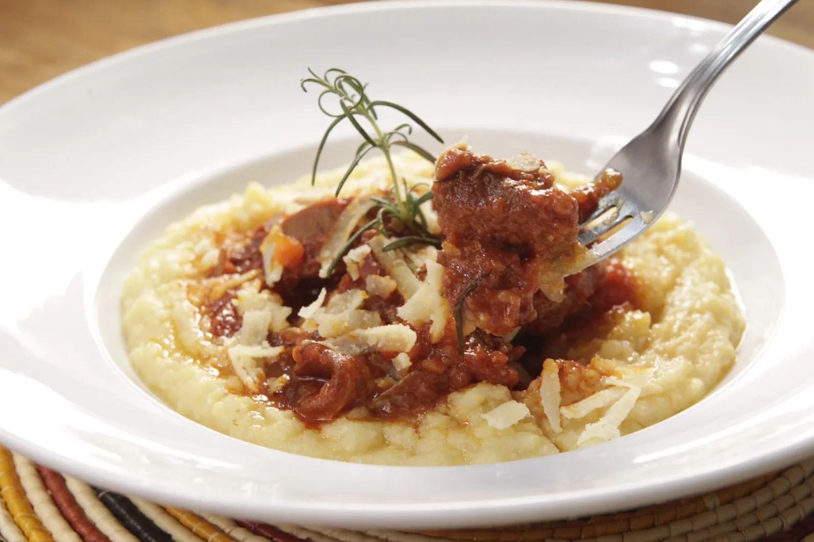 Momento Boa Mesa: aprenda como se faz polenta cremosa com carne e linguiça