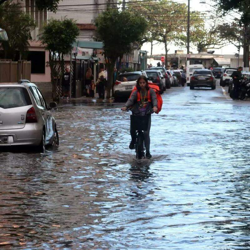 Maré alta causa alagamento no Santa Maria, na Zona Noroeste de Santos: situação é uma das que devem merecer investimentos em 23