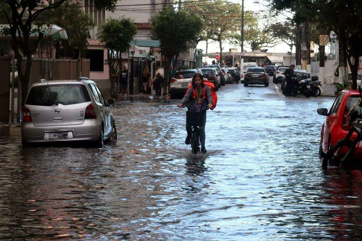 Maré alta causa alagamento no Santa Maria, na Zona Noroeste de Santos: situação é uma das que devem merecer investimentos em 23