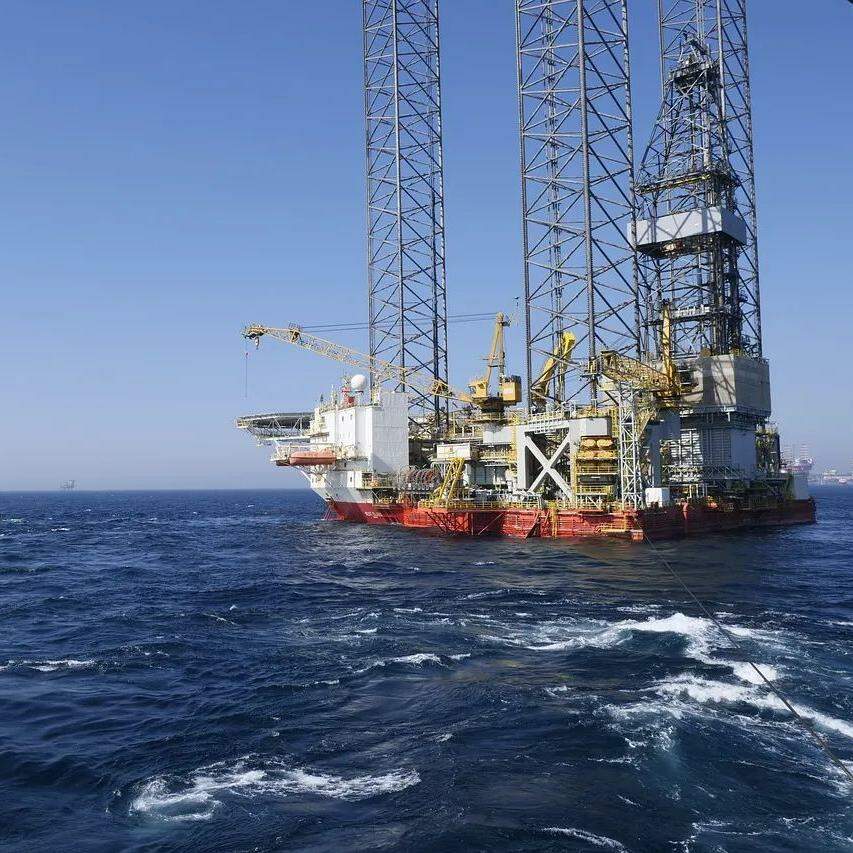 A gangorra do petróleo: entenda os impactos da guerra entre Estados Unidos, Irã e Israel