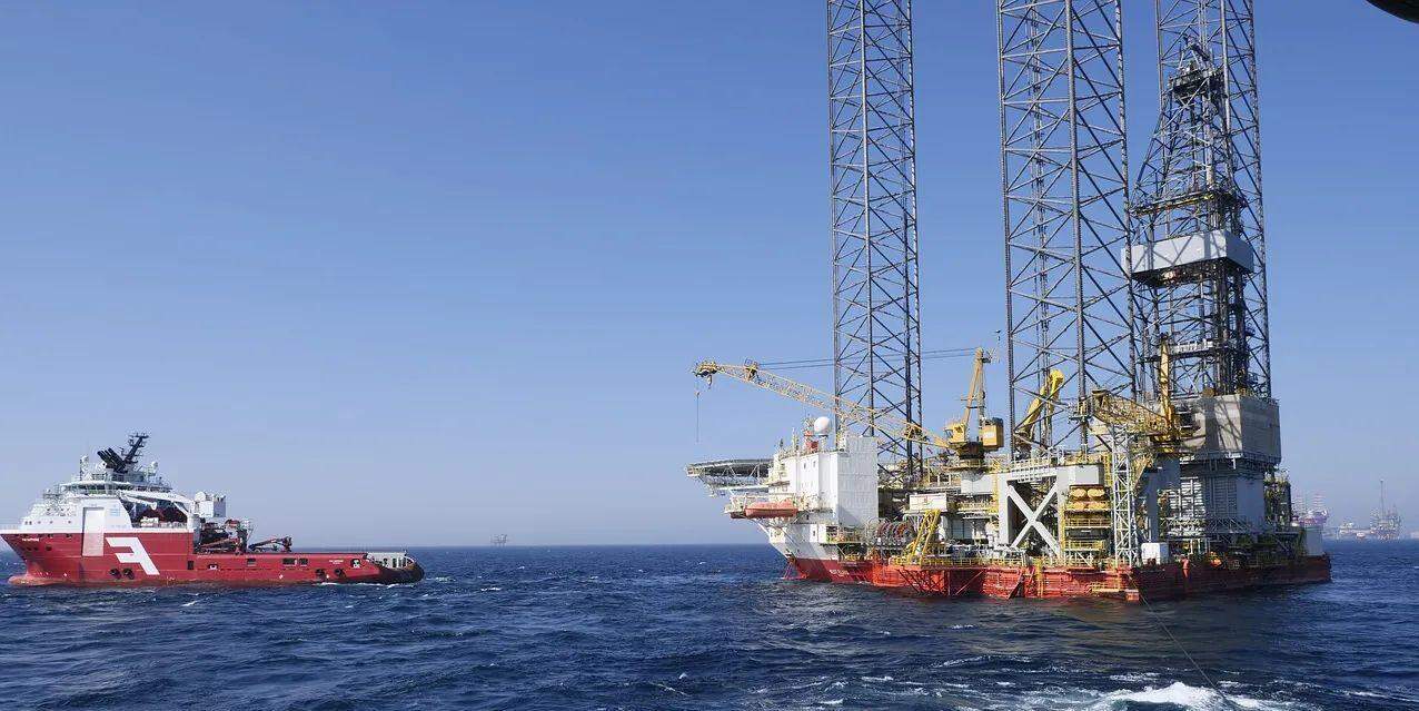 A gangorra do petróleo: entenda os impactos da guerra entre Estados Unidos, Irã e Israel