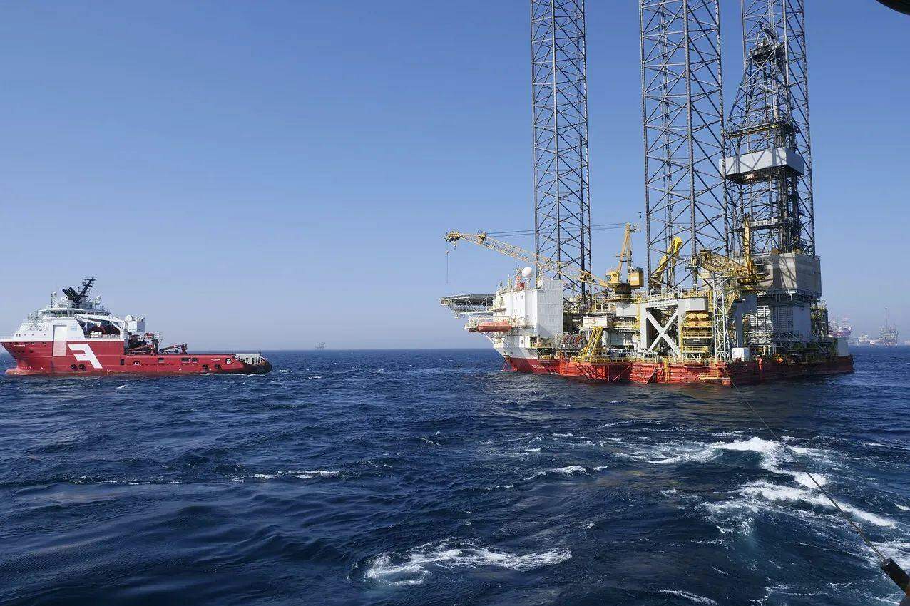 A gangorra do petróleo: entenda os impactos da guerra entre Estados Unidos, Irã e Israel