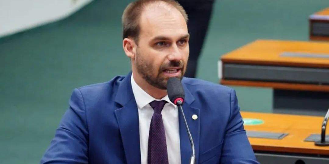 Eduardo Bolsonaro critica obrigatoriedade de vacinas no Brasil: 'Liberdade'