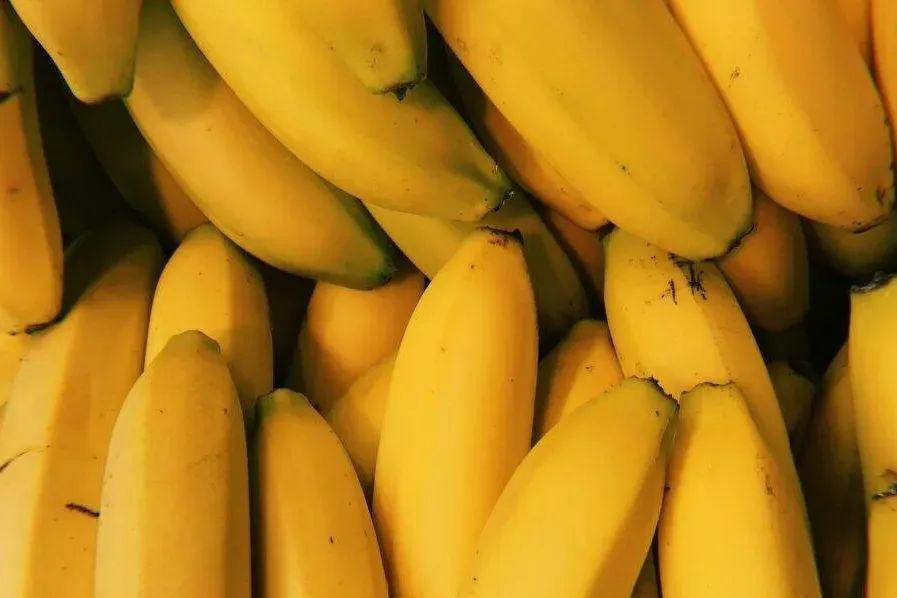 A banana contém triptofano, antioxidantes e compostos bioativos que podem auxiliar no equilíbrio do humor e no alívio de sintomas de ansiedade e depressão
