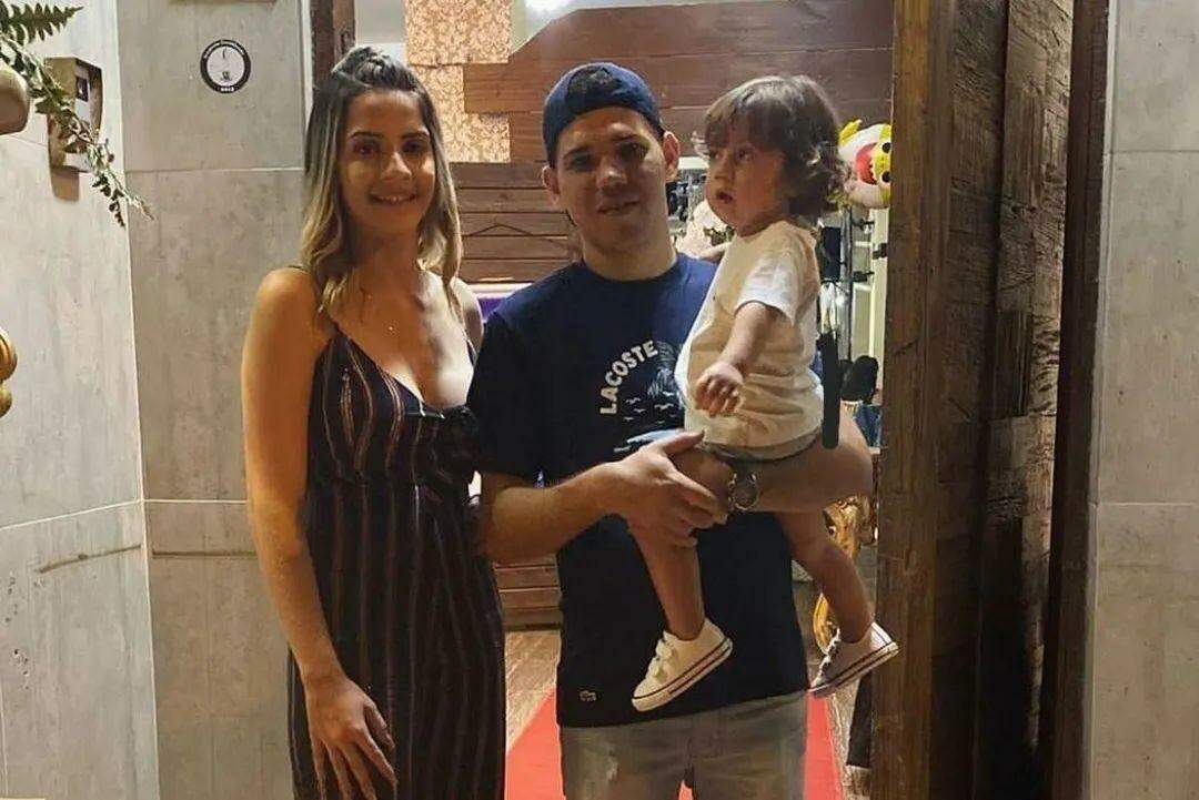 Tamires (à esquerda), Kened (ao meio) e Yuri (à direita) ainda bebê