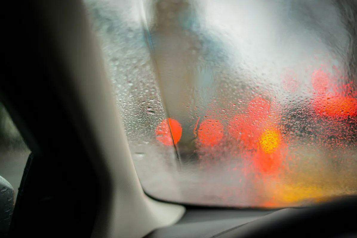 E assim roda sem parar, sem destino crível, sem chegar a lugar algum, sabe lá onde os motoristas o deixam entre uma corrida e outra