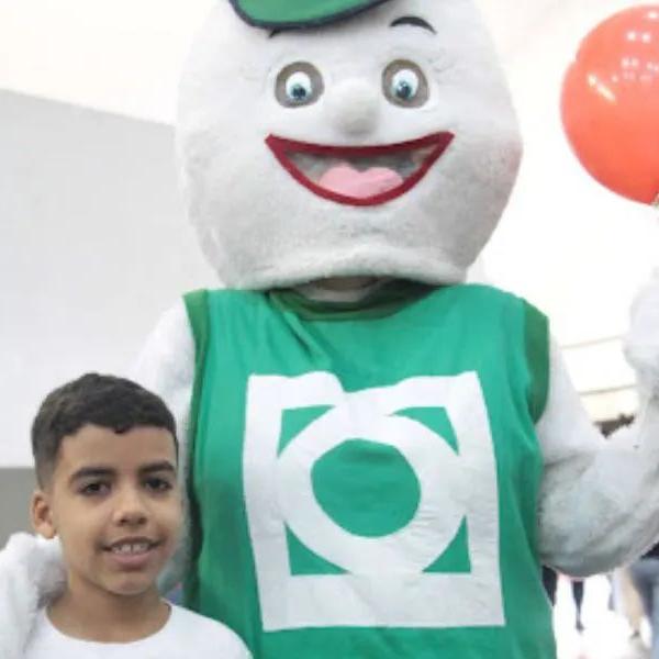 Crianças e adultos também foram vacinados no ginásio do Santos Futebol Clube