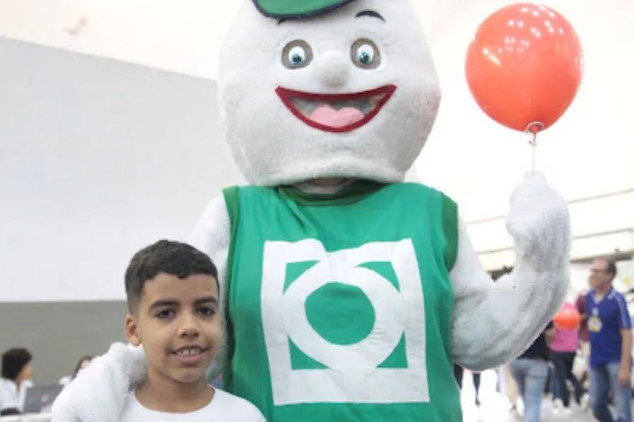 Crianças e adultos também foram vacinados no ginásio do Santos Futebol Clube