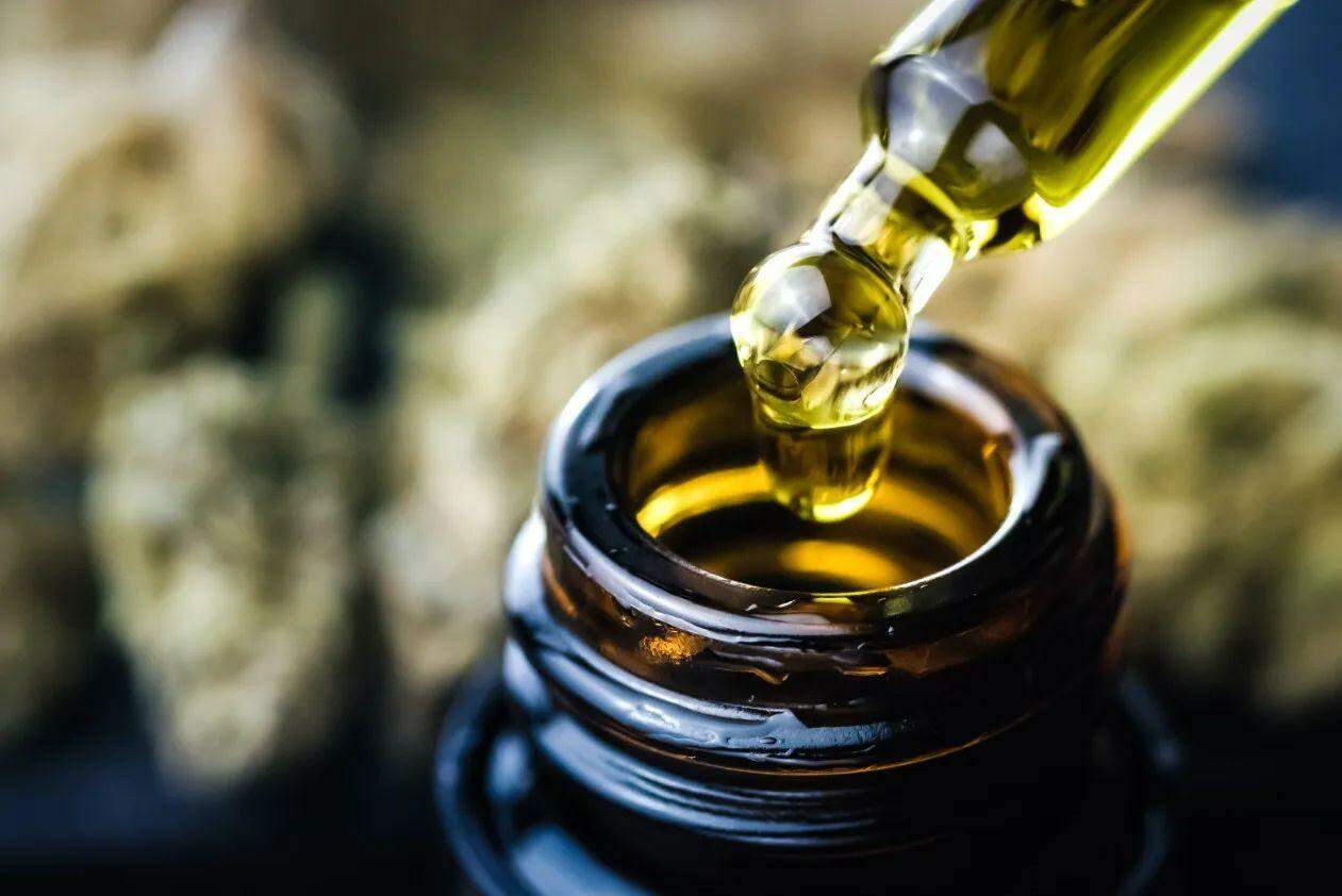 Pela lei, a rede estadual pública de saúde e a rede privada conveniada ao SUS devem fornecer, a pacientes com receita, remédios com canabidiol e tetrahidrocanabidiol, derivados da Cannabis sativa — a maconha