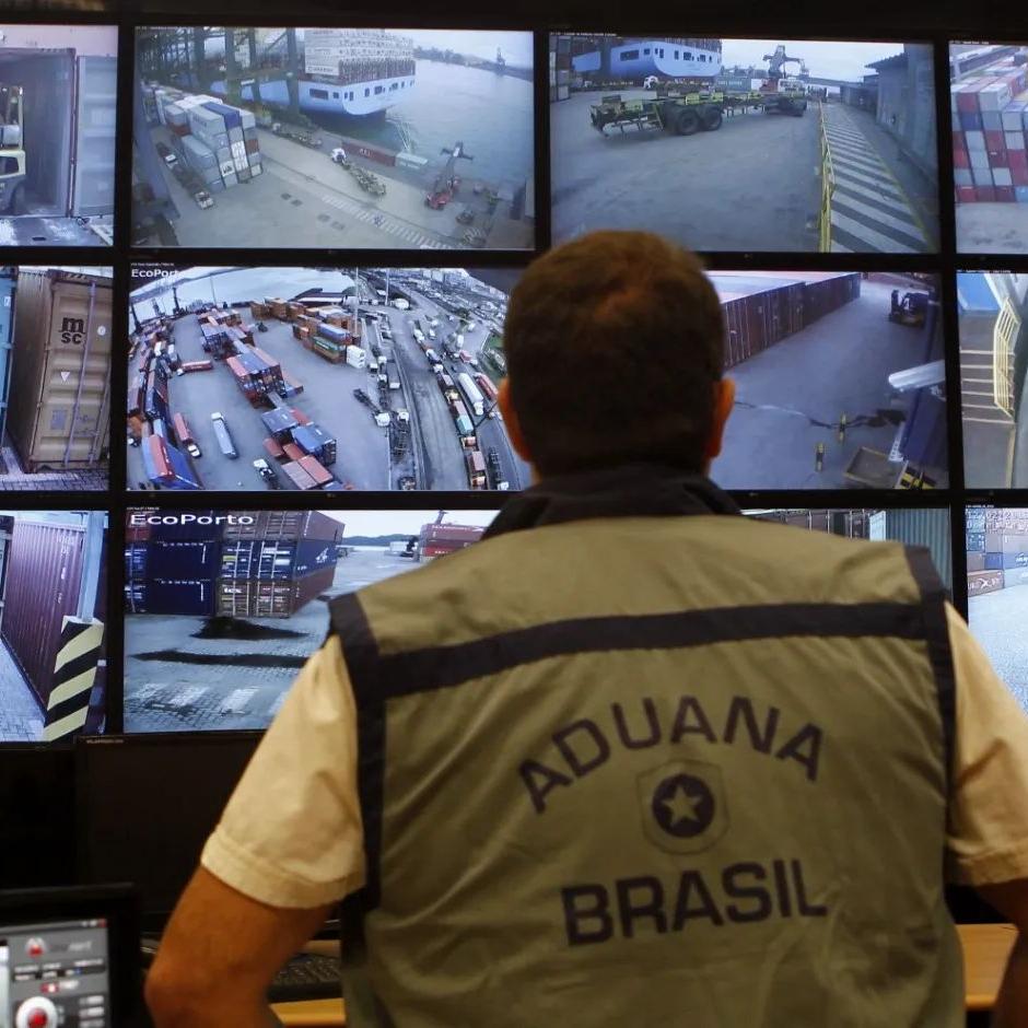 Controle alfandegário faz parte da Administração, uma das divisões da logística portuária
