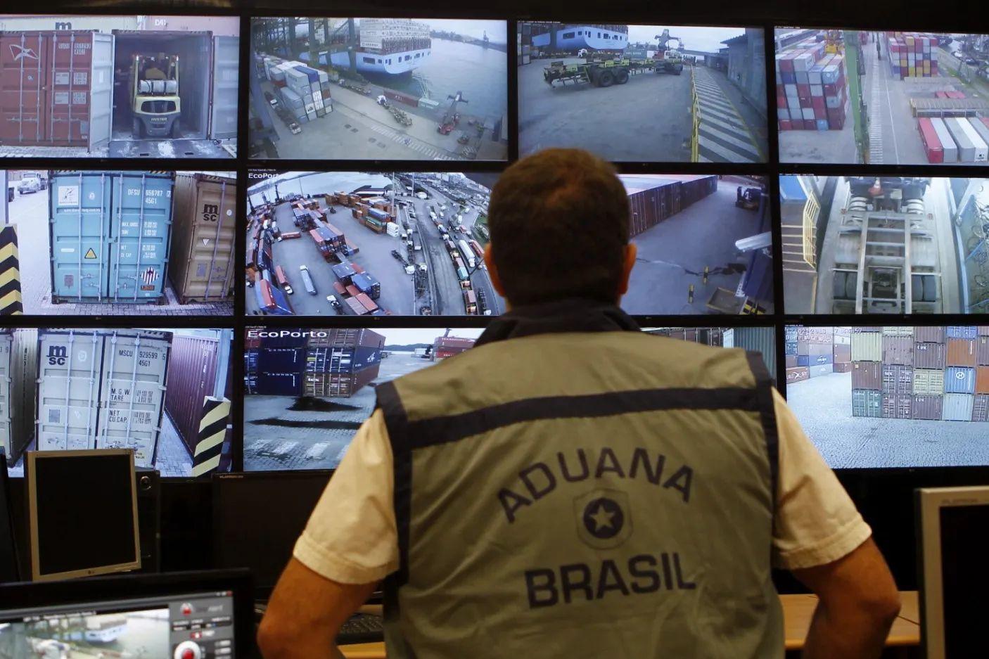 Controle alfandegário faz parte da Administração, uma das divisões da logística portuária