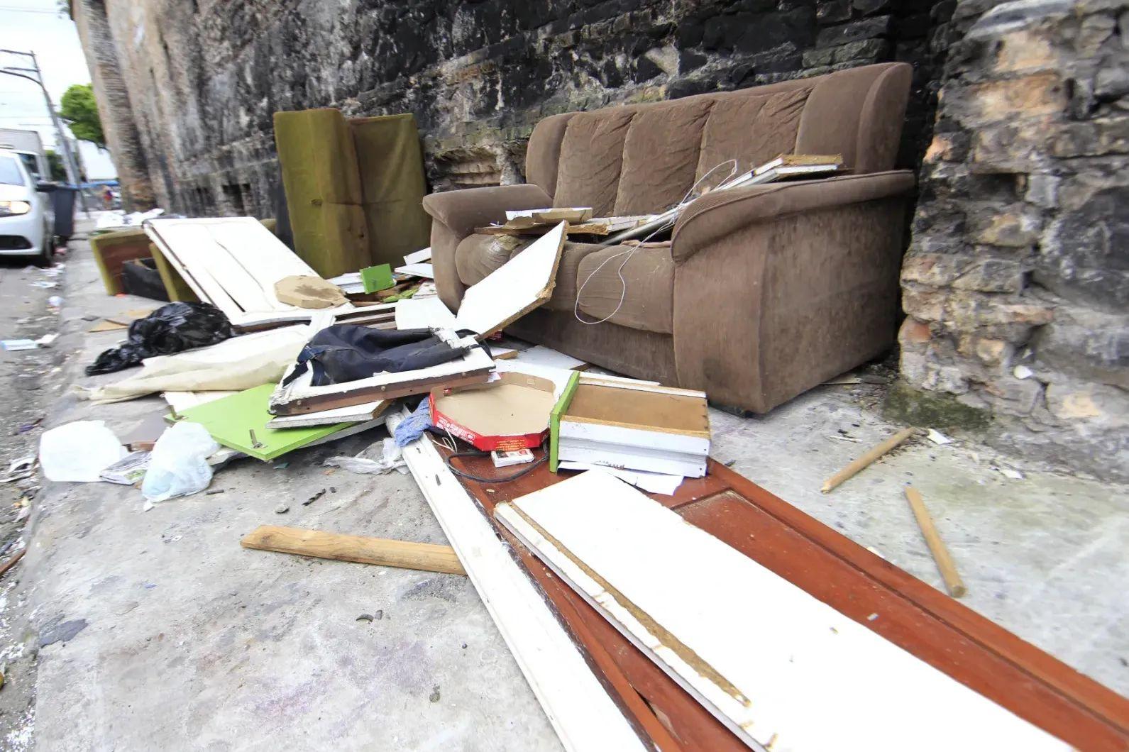 Entulho e materiais inservíveis podem ser retirados pela Prefeitura