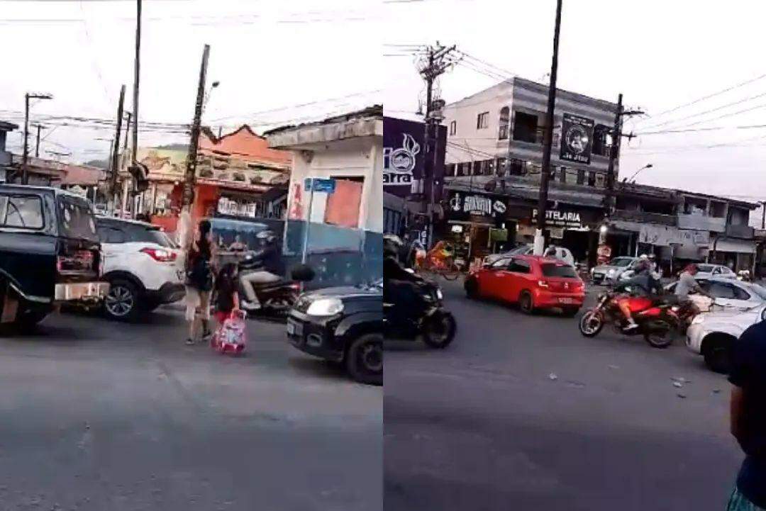 Pessoas a pé e ciclistas atravessam no meio do trânsito de carros, motos e caminhões