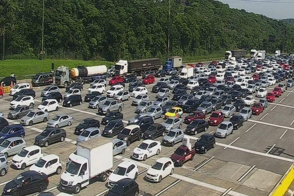 Volume de veículos em direção ao litoral de São Paulo deve aumentar a partir desta sexta-feira (4)