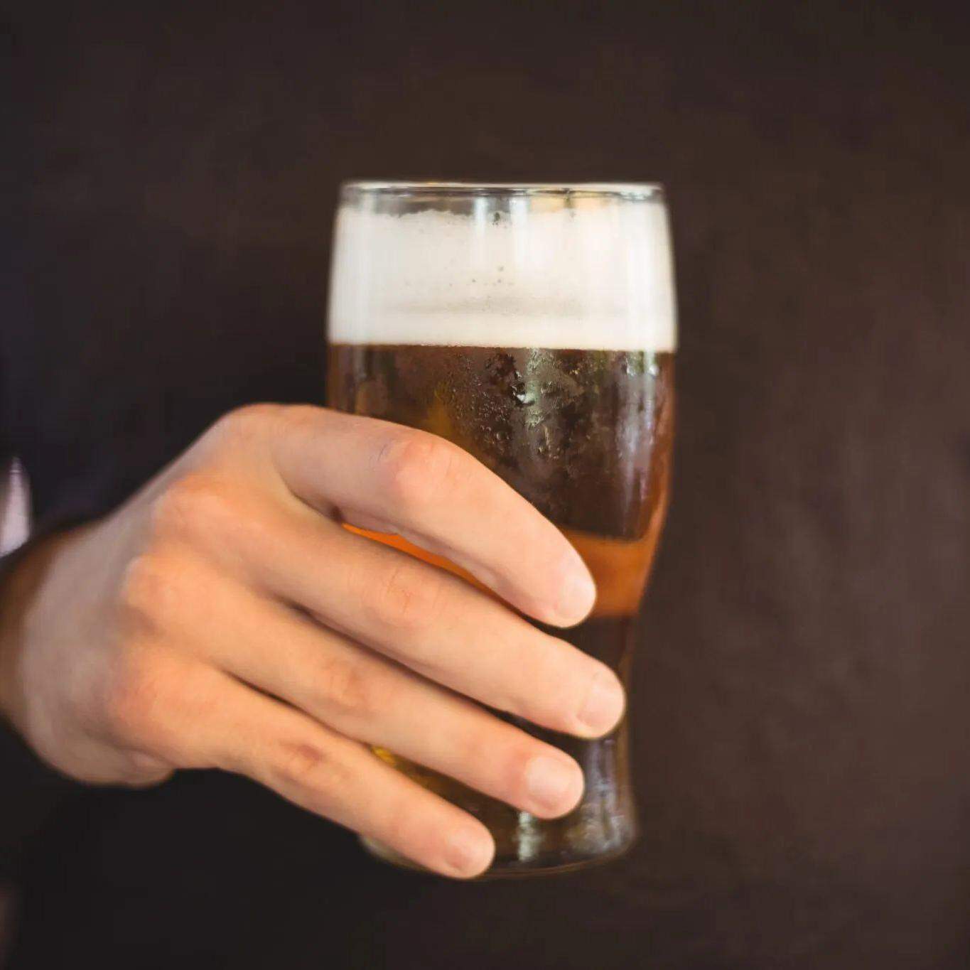 Além da cerveja, também há muita comida: baião de dois, parrilha, torresmo, costela e diversos tipos de doces