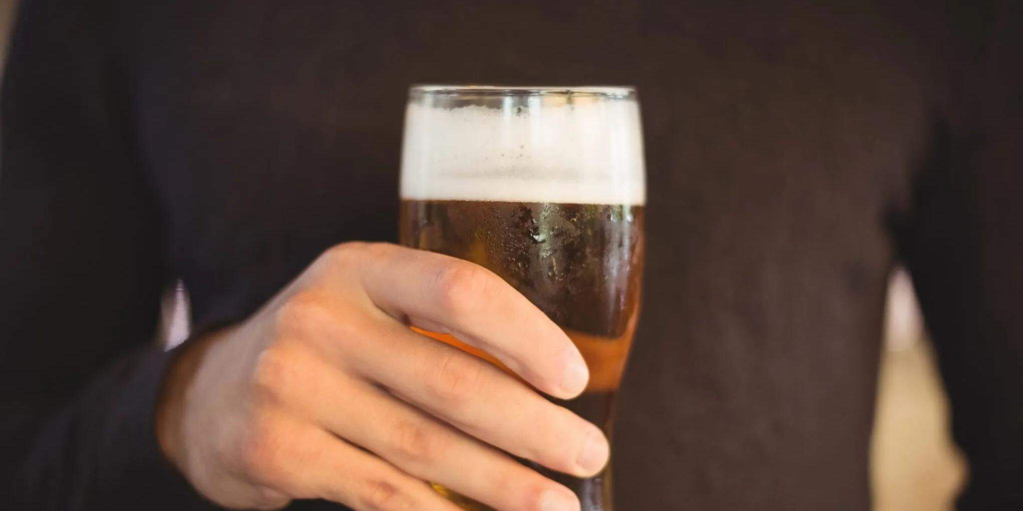 Além da cerveja, também há muita comida: baião de dois, parrilha, torresmo, costela e diversos tipos de doces