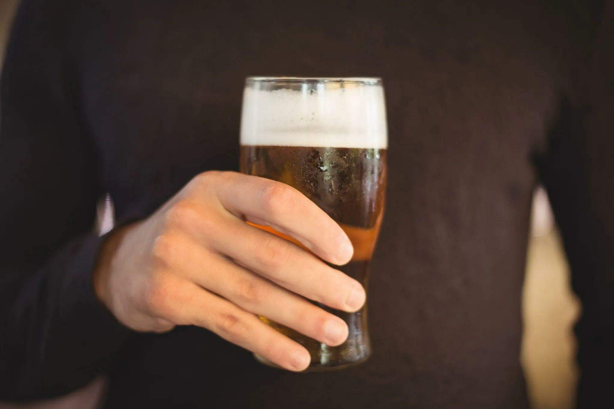 Além da cerveja, também há muita comida: baião de dois, parrilha, torresmo, costela e diversos tipos de doces