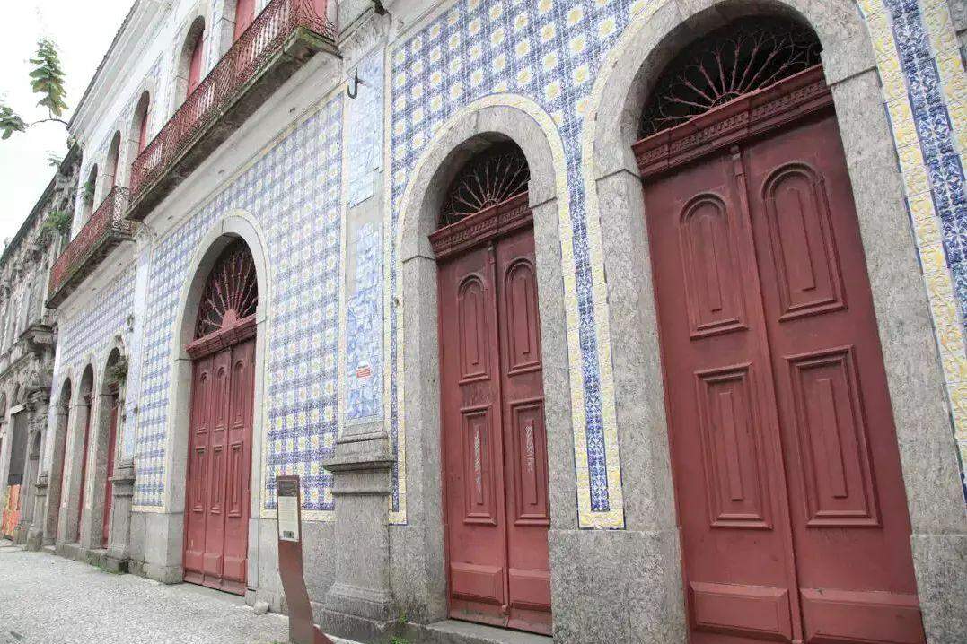 O ponto de encontro será em frente à Casa da Frontaria Azulejada, na Rua do Comércio, 92