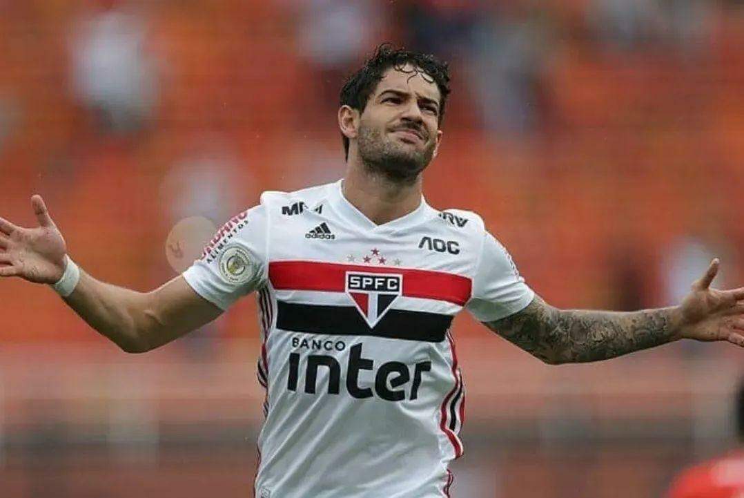 Pato sofreu uma lesão e não deve jogar mais pelo São Paulo