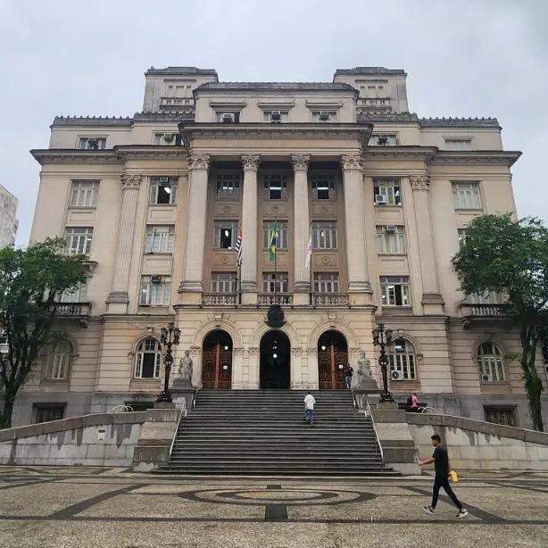 Prefeitura de Santos informa que coletas convencional e seletiva de lixo seguem normalmente; já policlínicas funcionam apenas até o meio-dia